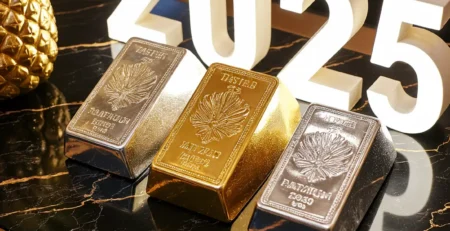Sztabki złota, srebra i platyny ułożone na czarnym marmurze z złotymi żyłkami. W tle podświetlony napis „2025”, symbolizujący prognozy finansowe. Luksusowe wnętrze z eleganckimi złotymi akcentami i złotym ananasem. Jaka będzie cena złota w 2025 roku?
