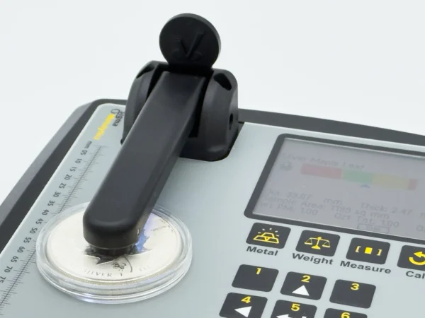 Test monety przy użyciu PMV Investor – zbliżenie na sensor i panel sterowania